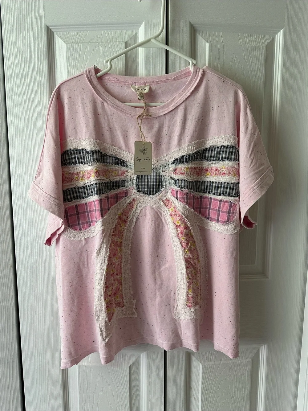 Sage & Fig Pink Bow Appliqué Short Sleeve Top - Picture 1 of 5